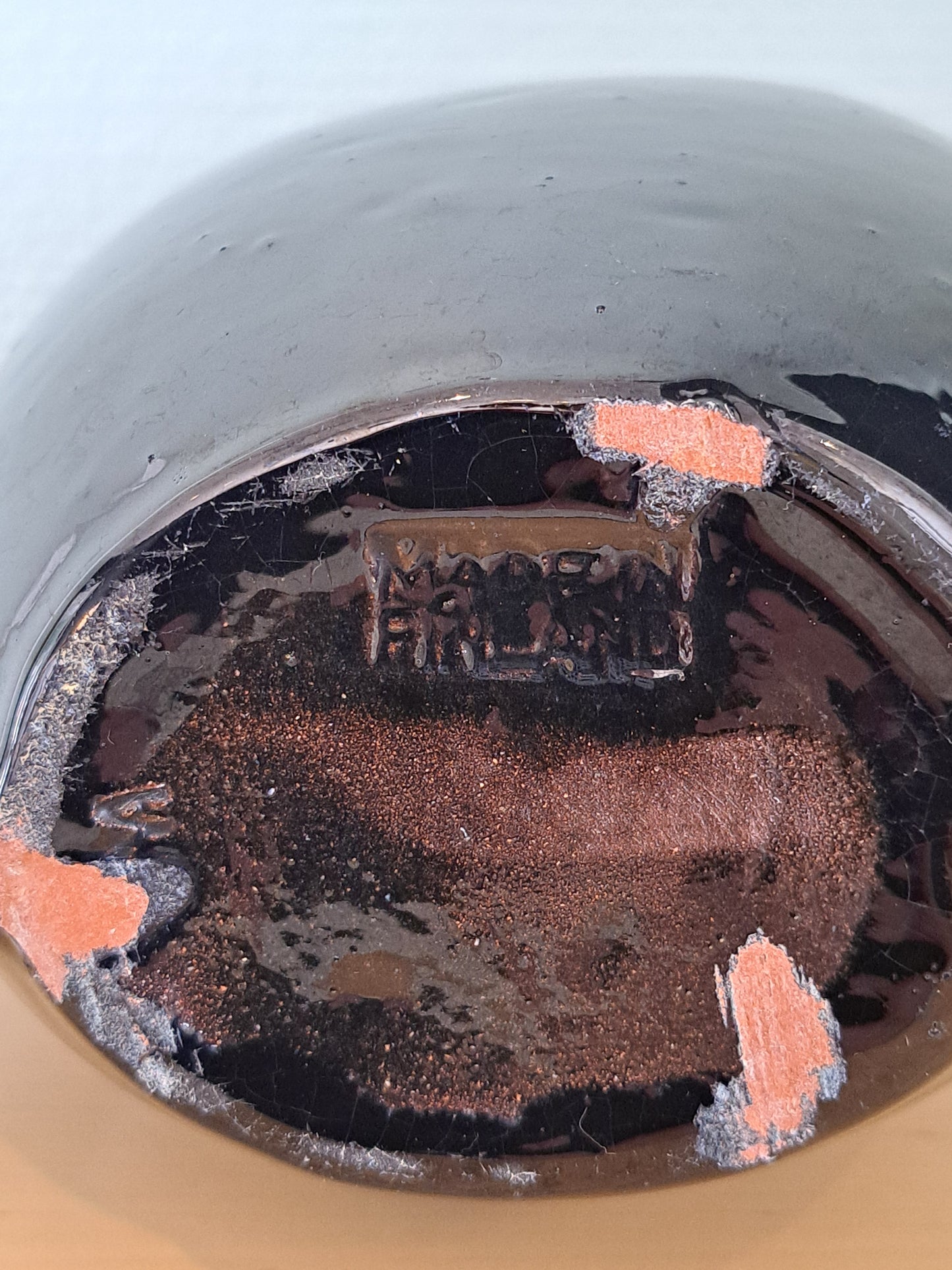 Kupittaan savi, kaadin, musta