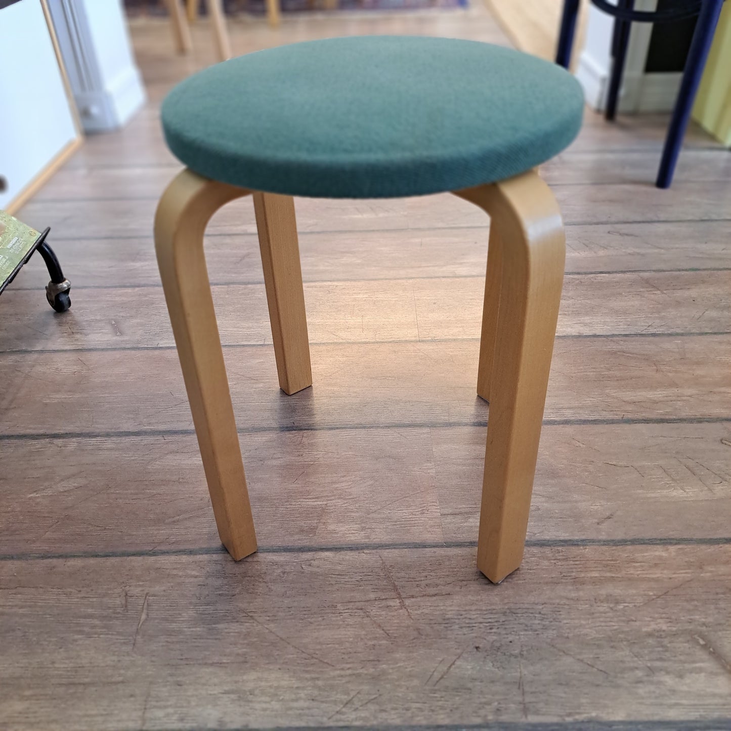 Artek, jakkara E60, vihertävä sävy