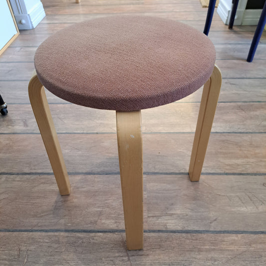 Artek, jakkara E60, punertava sävy