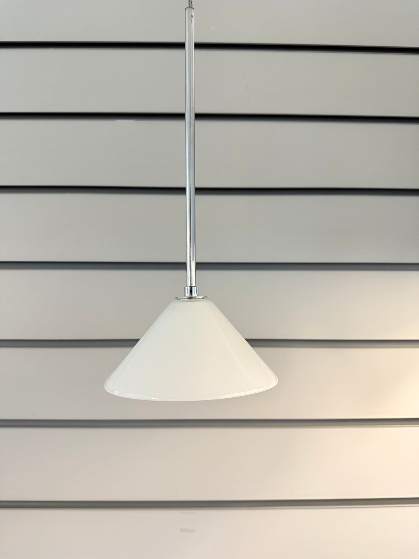 Valkoinen riippuvalaisin