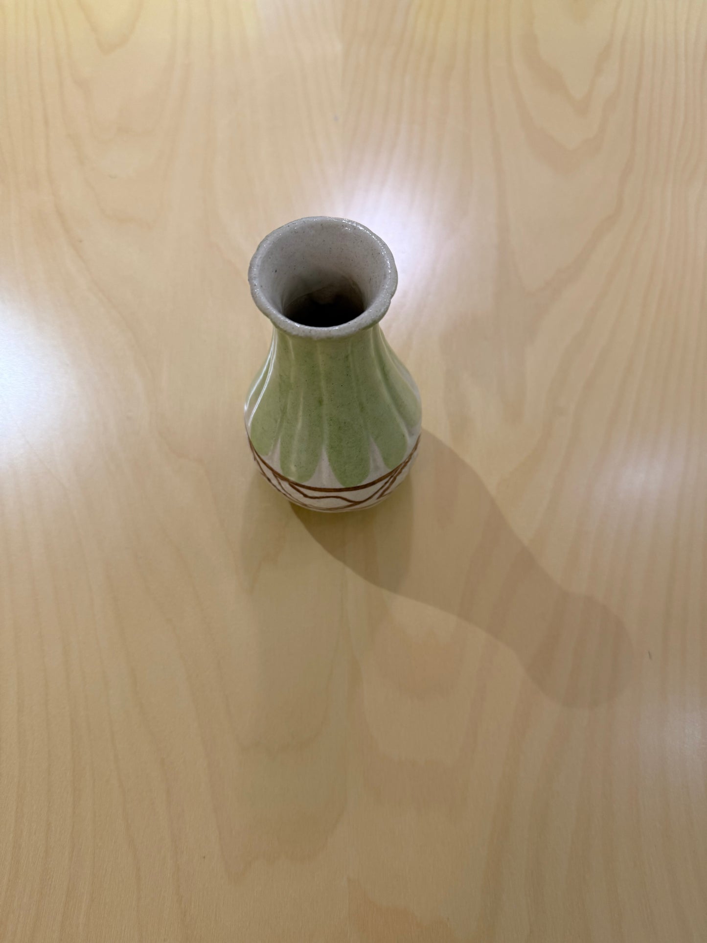 Kupittaan savi, pieni vihreä maljakko