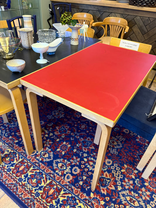 Artek, Aalto pöytä 80B, punainen linoleum