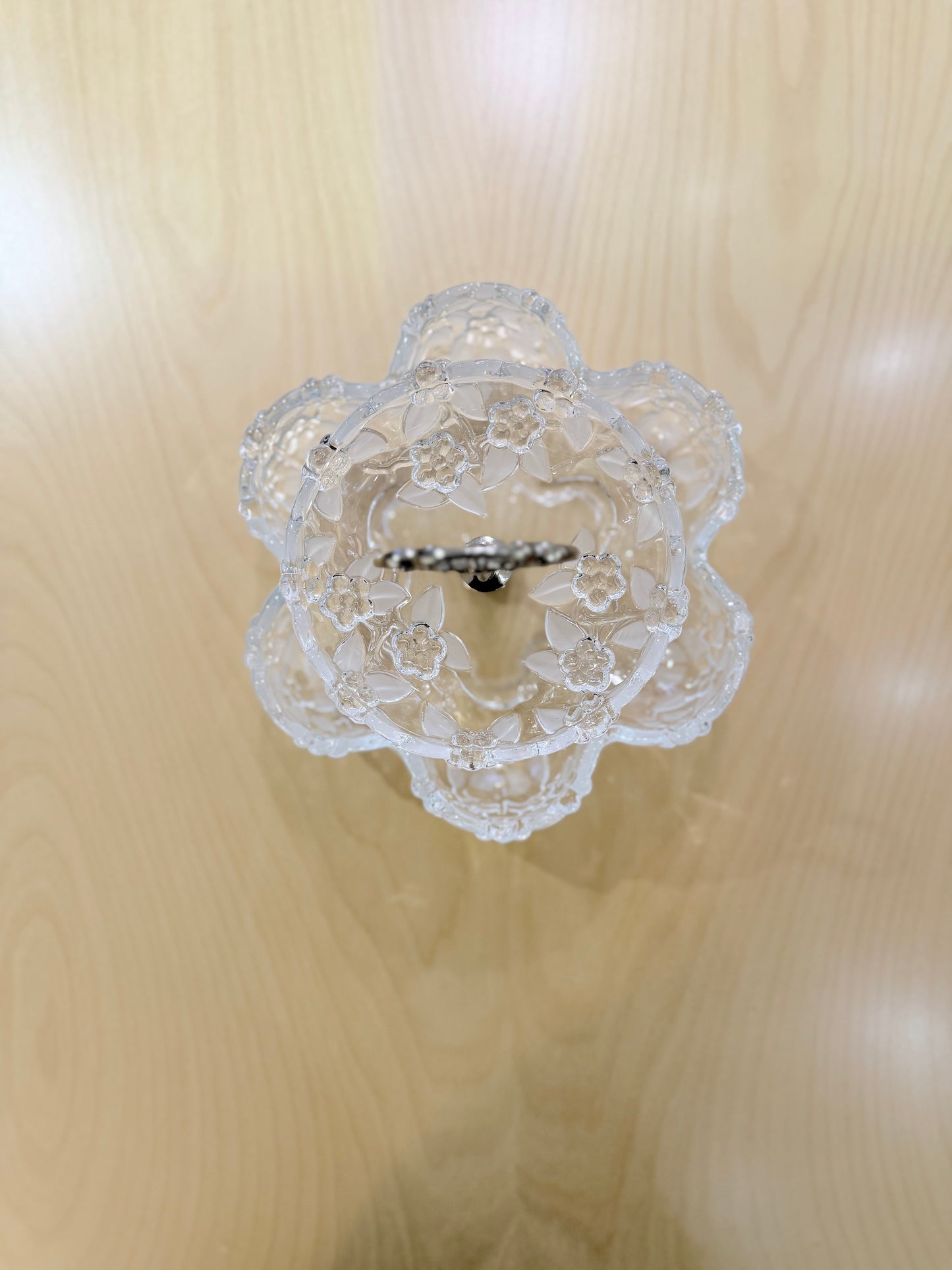 Kaksikerroksinen tarjoiluastia