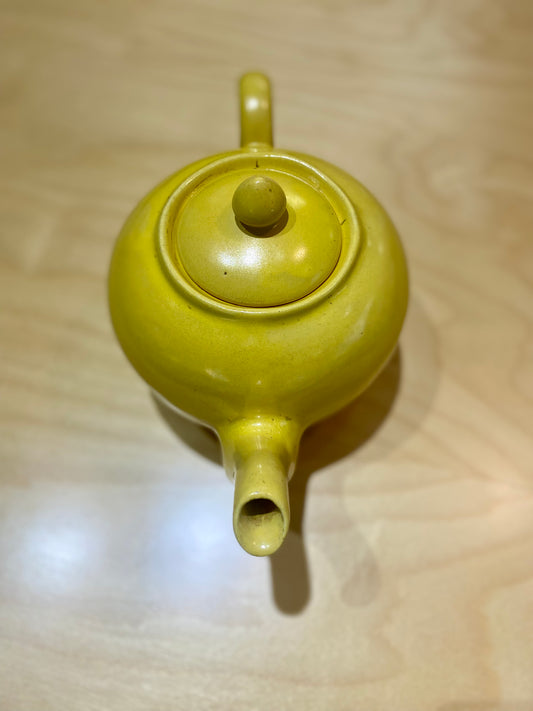 Kupittaan savi, keltainen teekannu