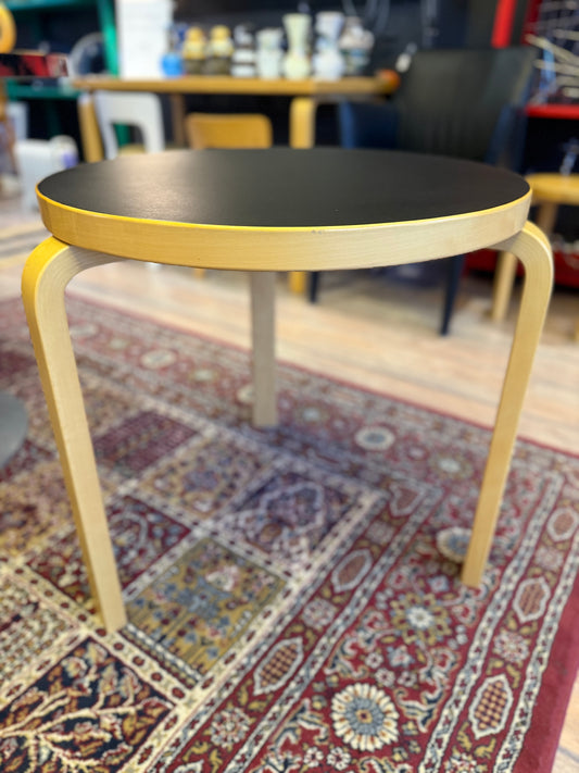 Artek, pyöreä sivupöytä