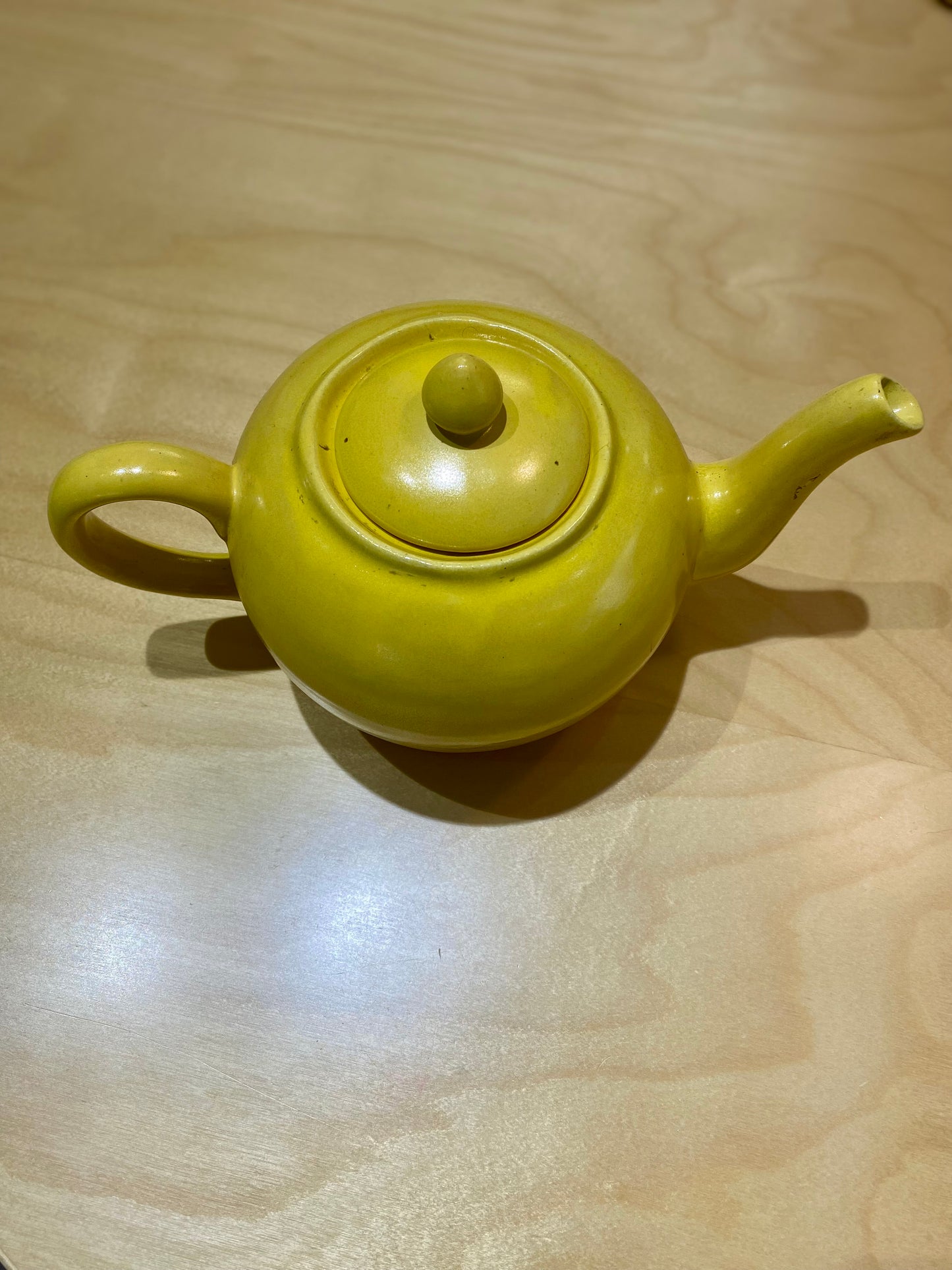 Kupittaan savi, keltainen teekannu