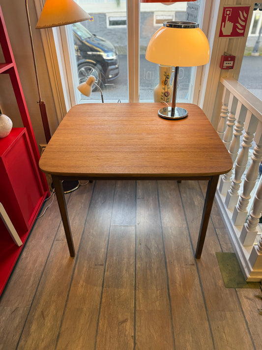 Teak-ruokapöytä