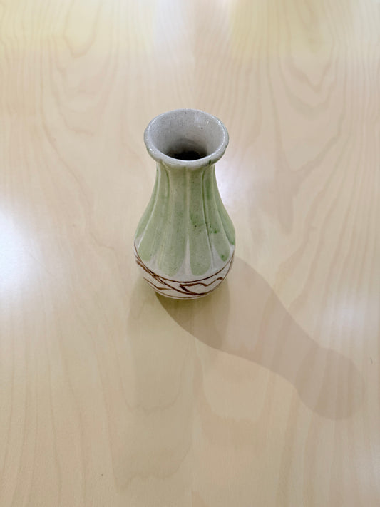 Kupittaan savi, pieni vihreä maljakko