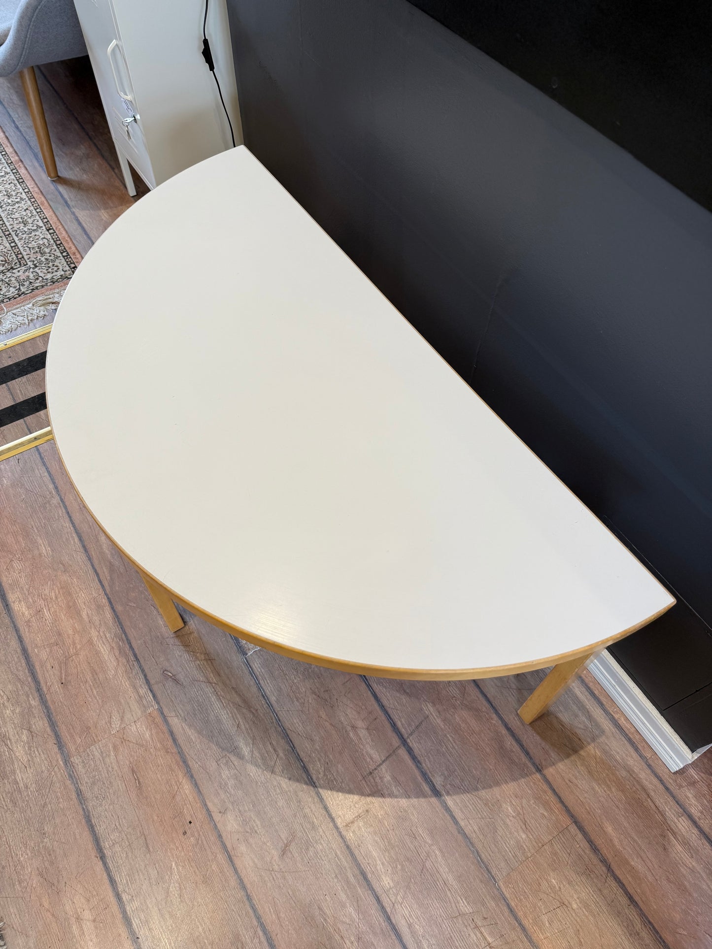 Artek, Aalto pöytä 95, puolipyöreä