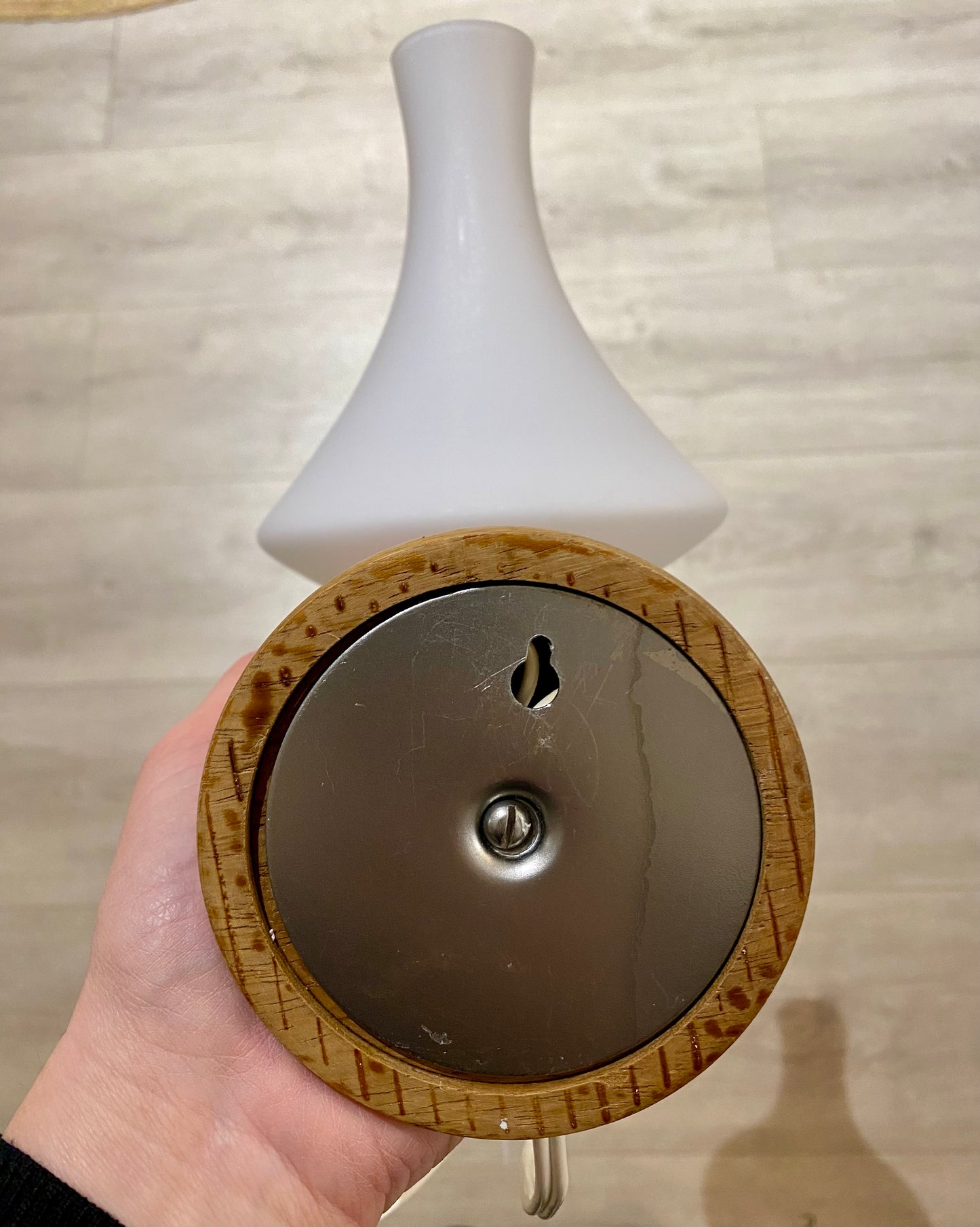 Retro seinävalaisin, Lival