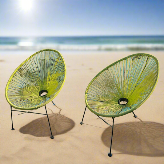 Kevyet puutarha-/terassituolit raikkaan limen värisinä.