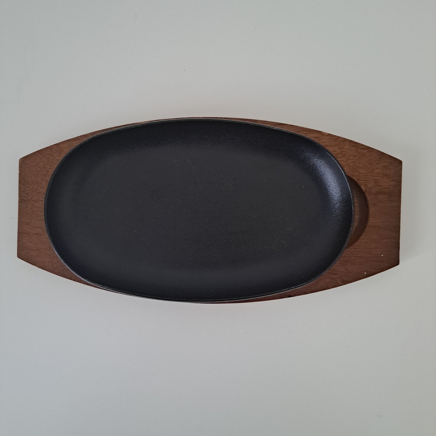 Valurautapannu teak-tarjottimella