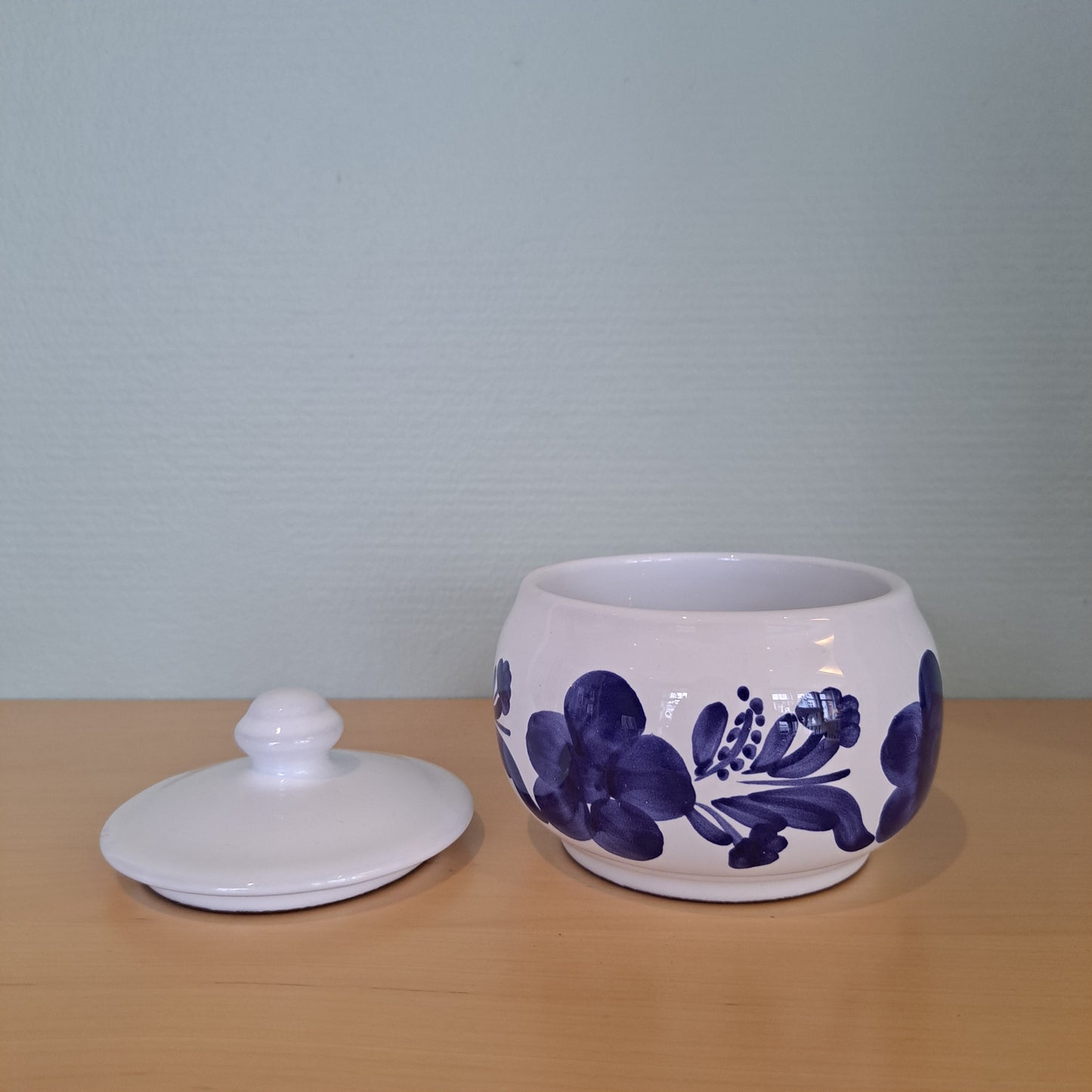 Kukkakuvioinen, kannellinen purnukka