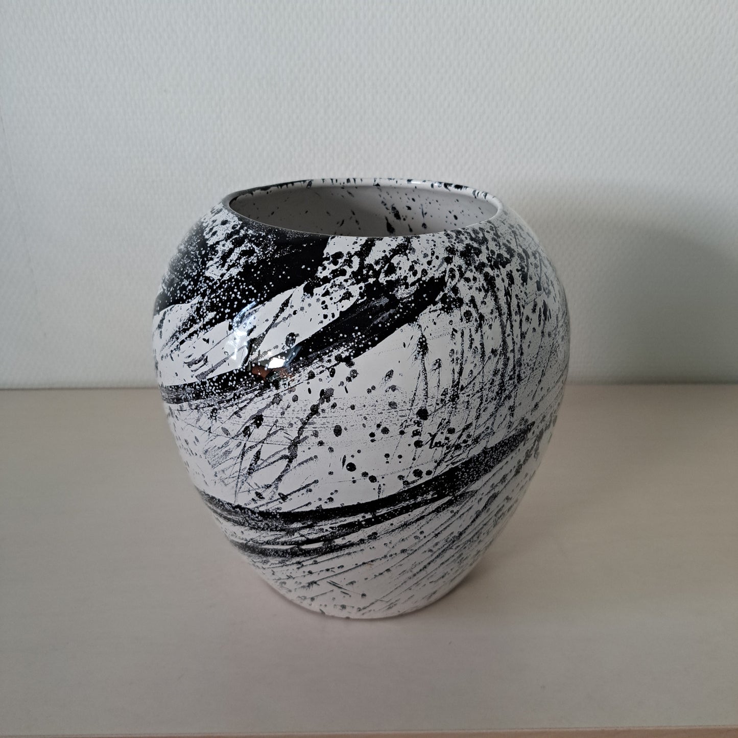 Musta-valkoinen maljakko