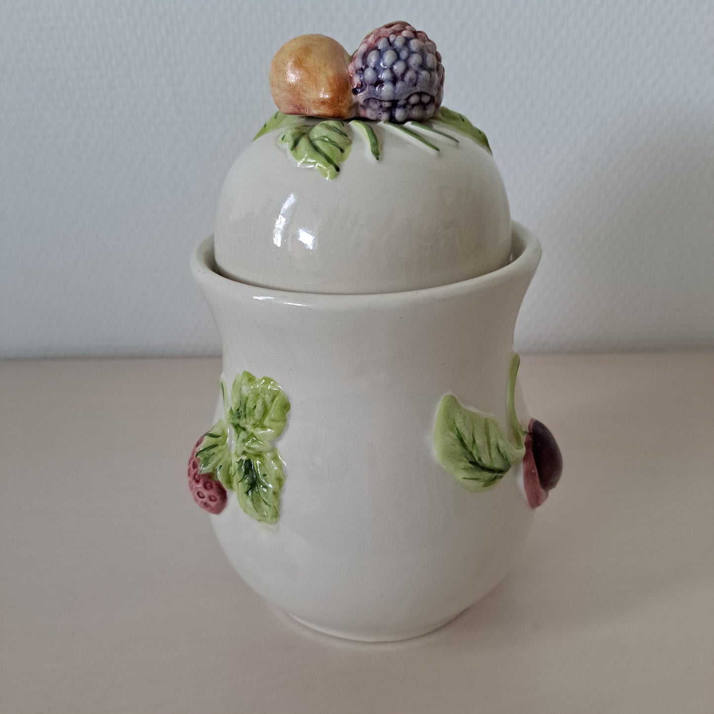 Kannellinen purnukka marjakoristein