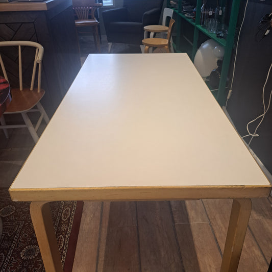 Artek, Aalto pöytä 80A, valkoinen lami, 1990-luku