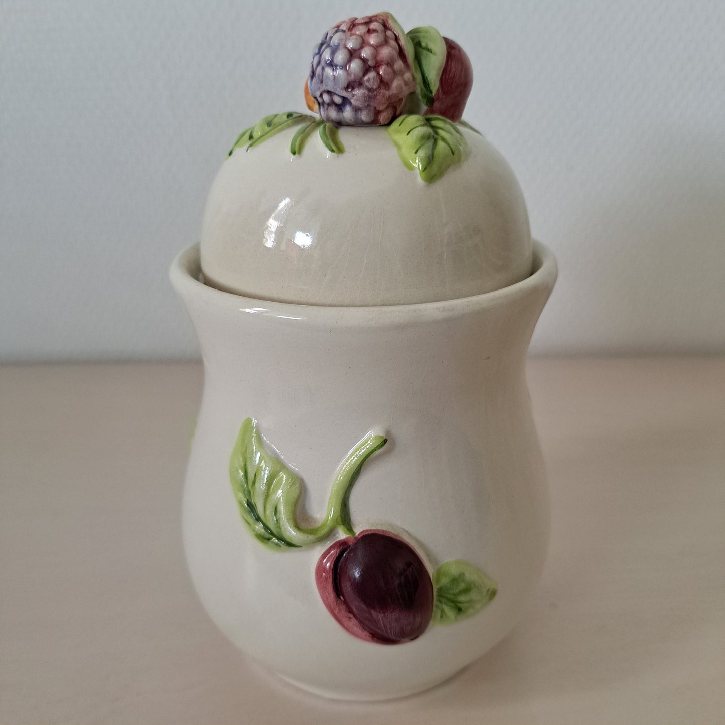 Kannellinen purnukka marjakoristein