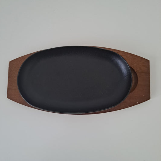 Valurautapannu teak-tarjottimella