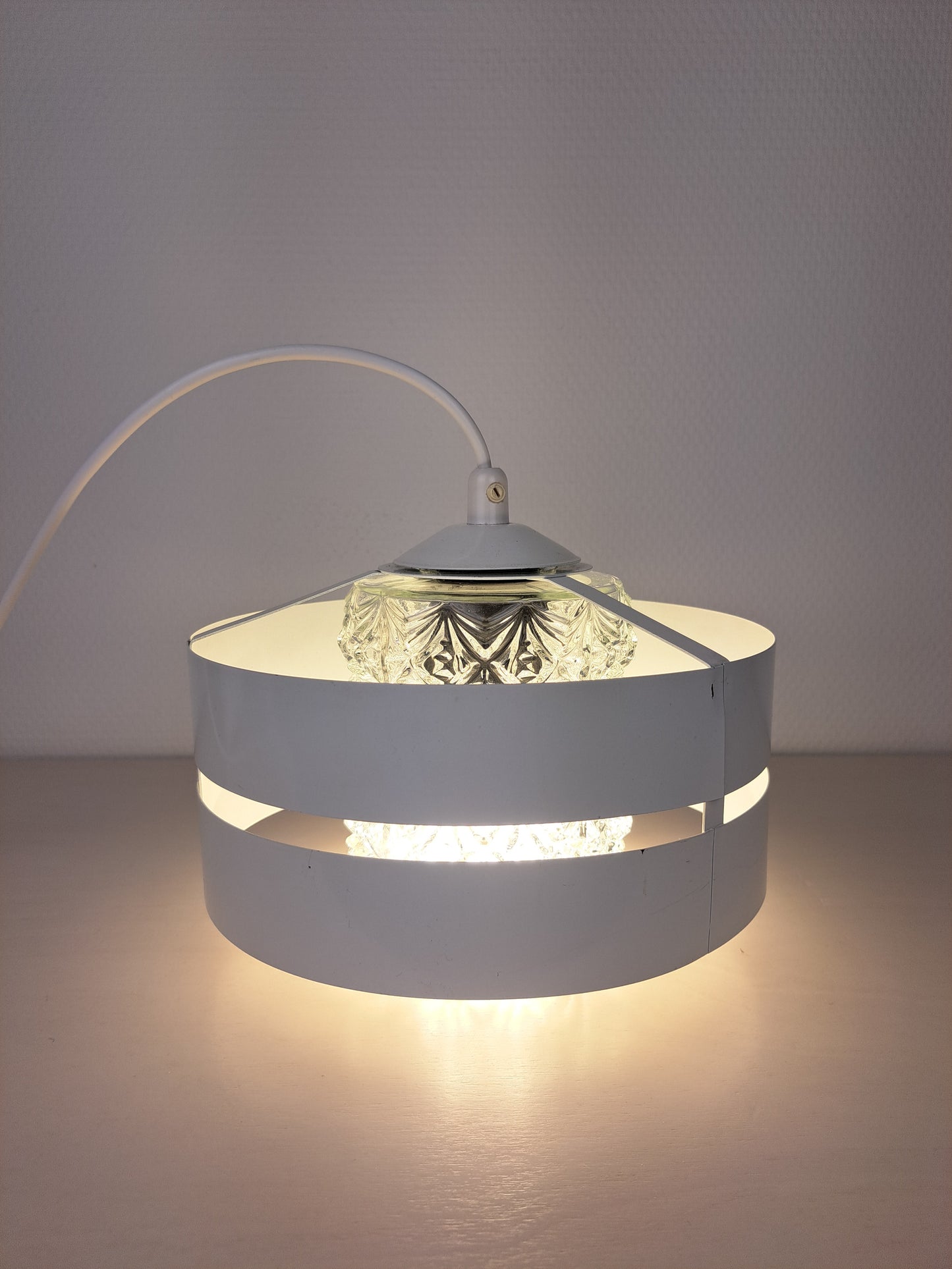 Aris, vintage riippuvalaisin,valkoinen