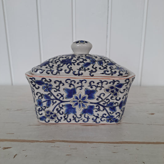 Sinisävyinen, kannellinen säilytyspurkki