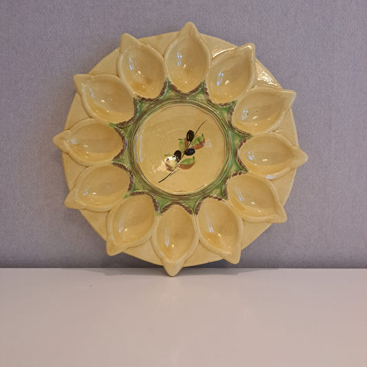 Vintage, kellertävä tarjoiluastia