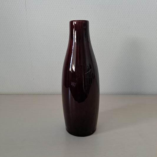 Kupittaan savi, pullomainen maljakko, lila