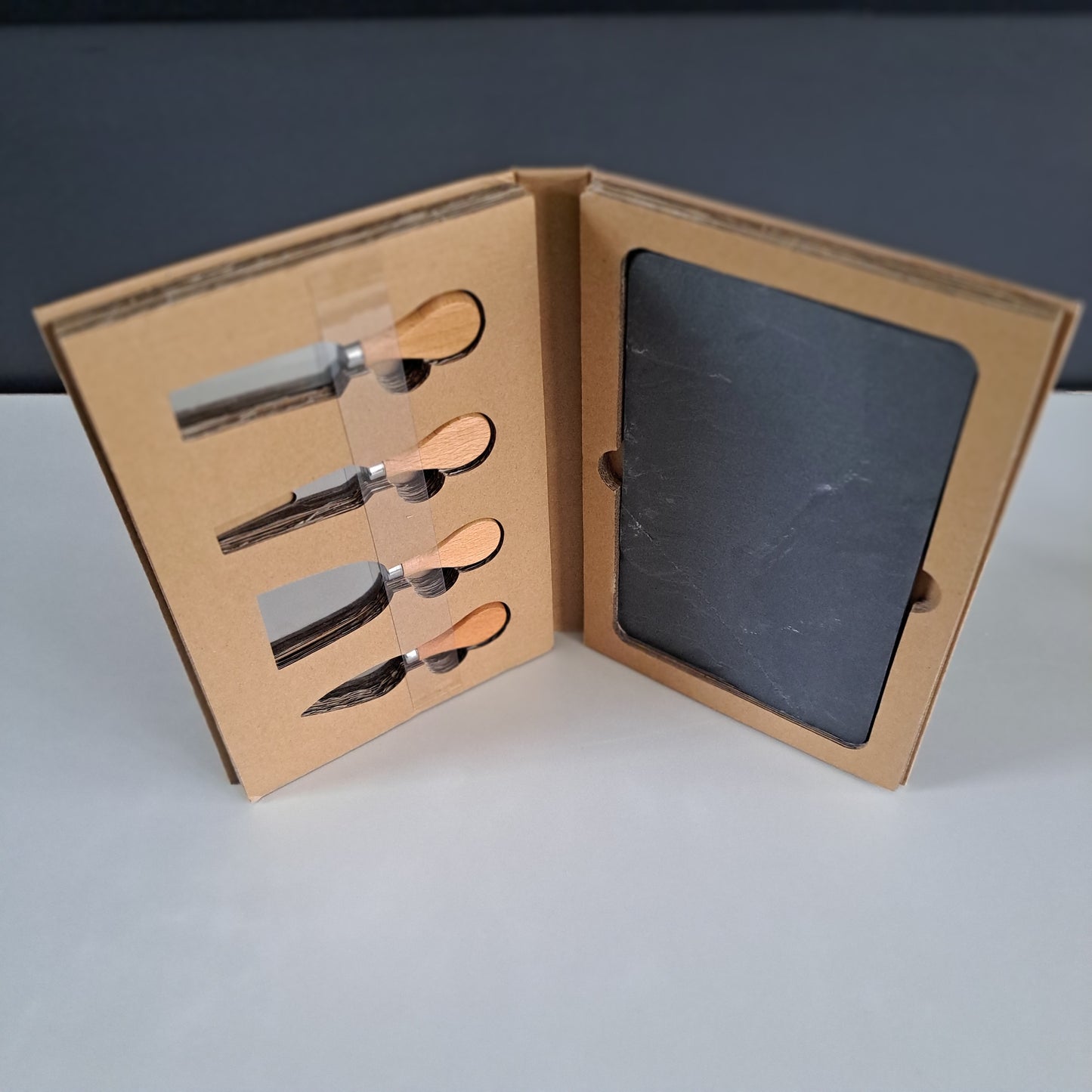 Liuskekivialusta ja juustoveitset