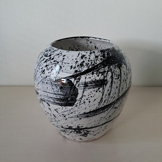 Musta-valkoinen maljakko