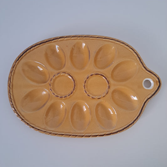 Kellertävä tarjoiluastia