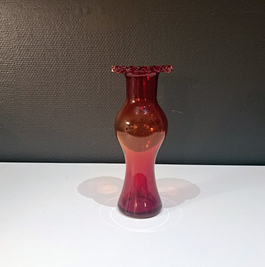 Punainen maljakko, vintage