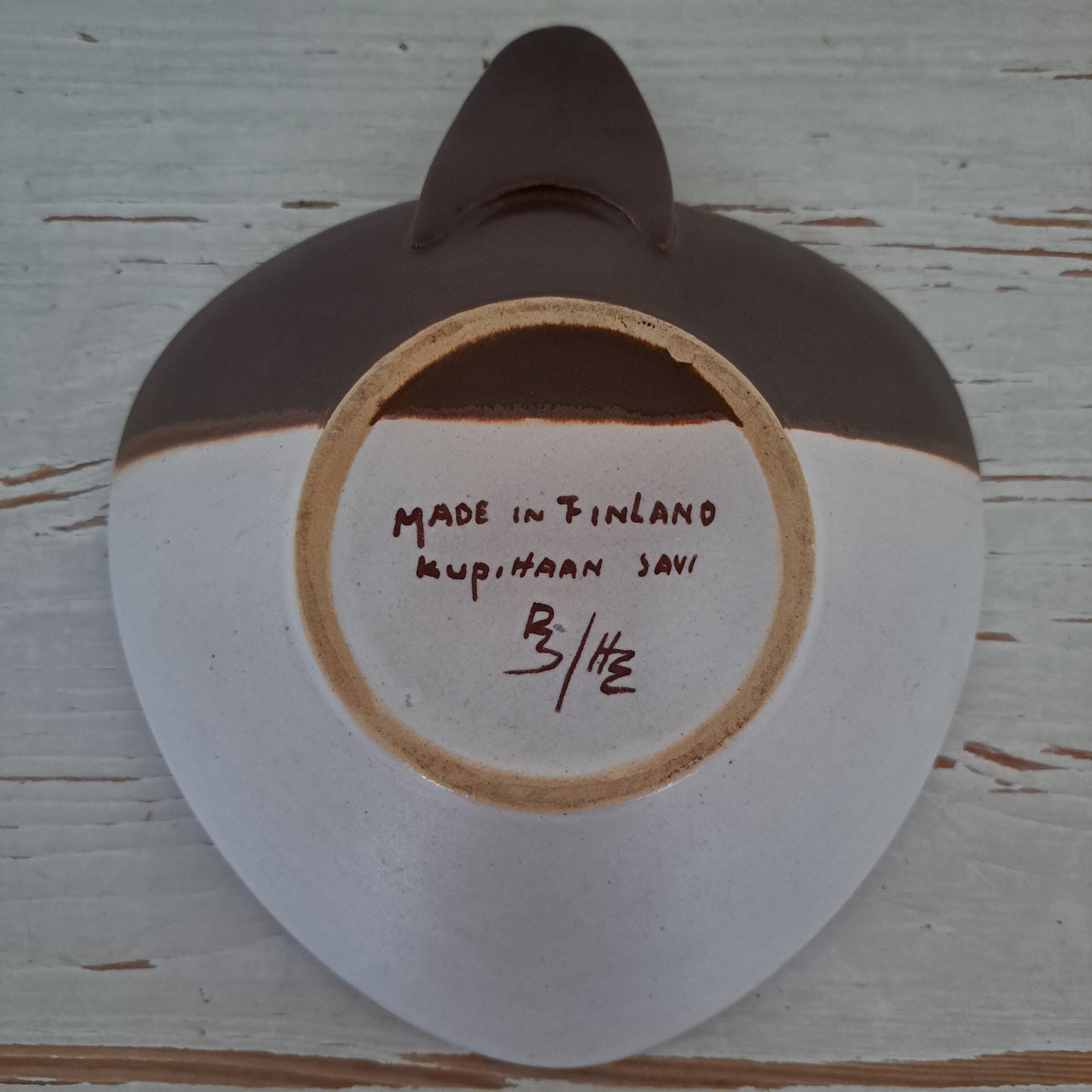 Kupittaan savi, "sydän" kulho, valko-ruskea