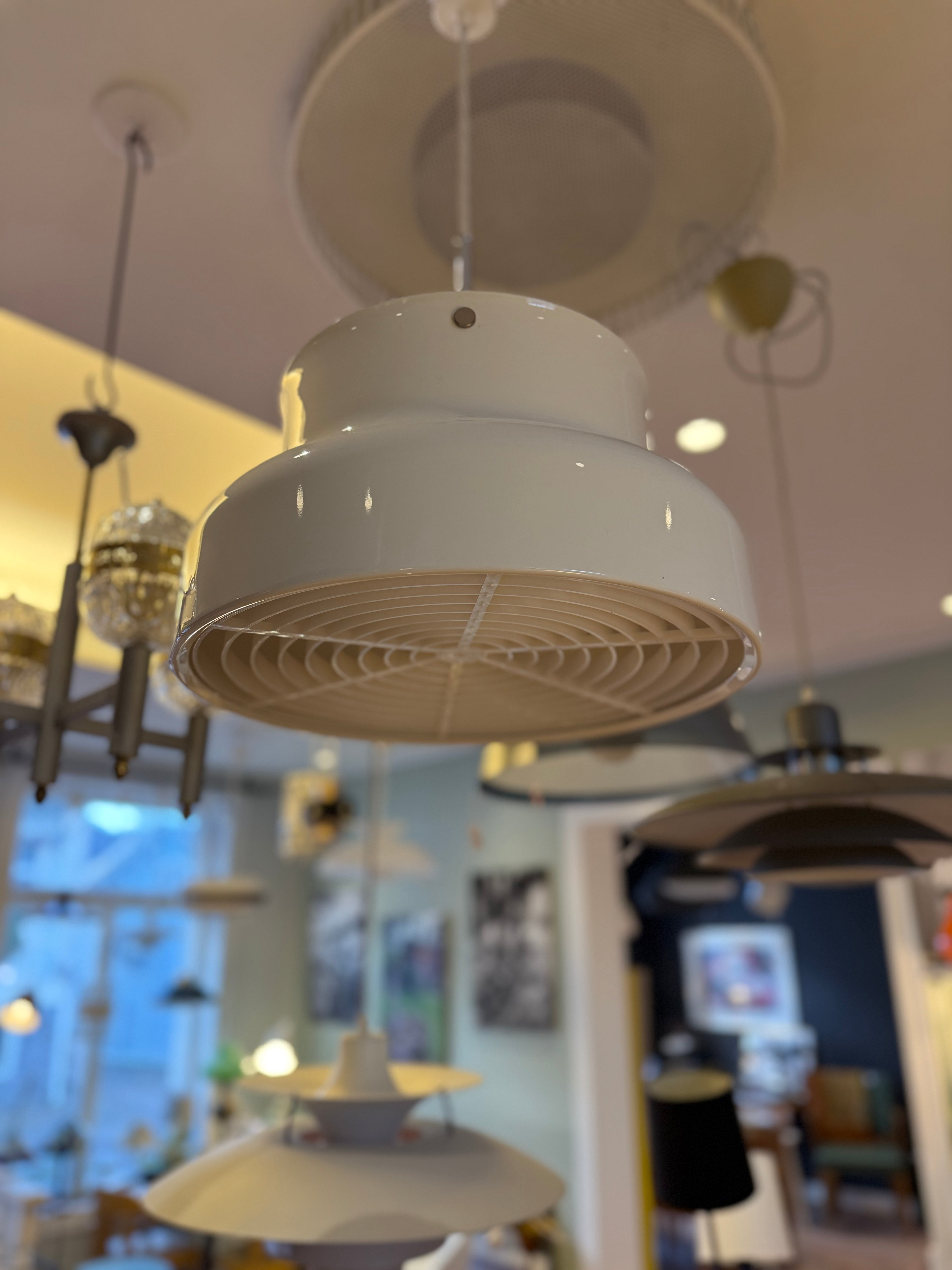 Atelje Lyktan, Bumling, riippuvalaisin