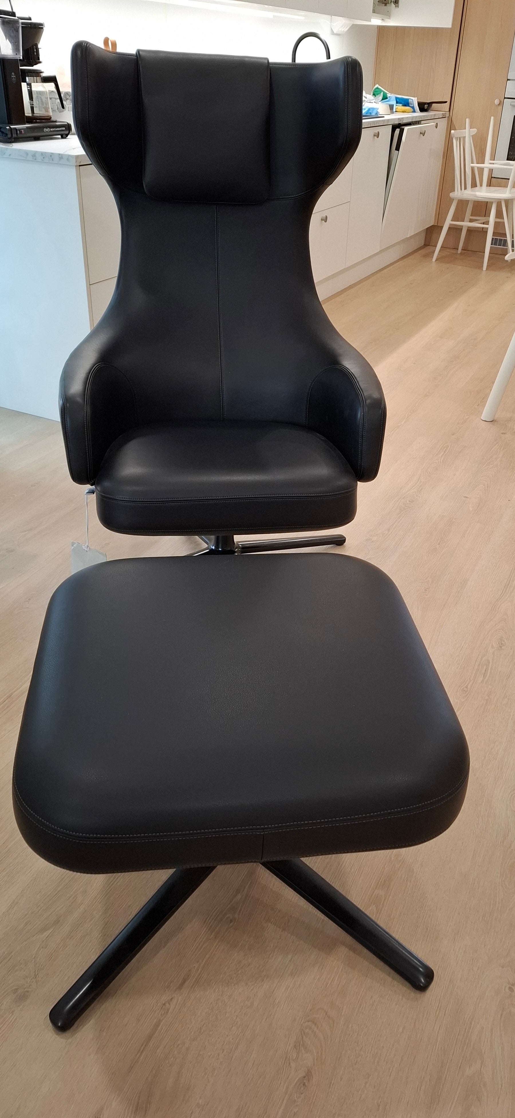 Vitra Grand Repos -lepotuoli ja Ottoman-rahi | Antonio Citterio