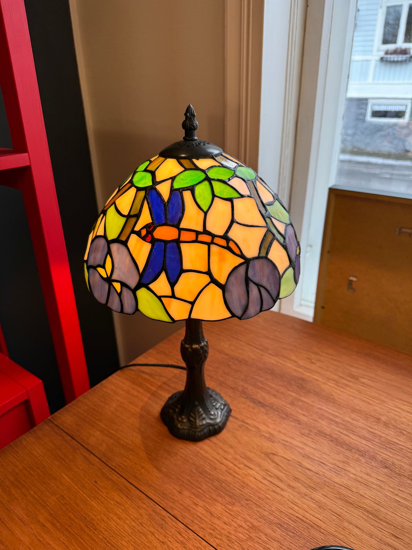 Tiffany-tyylinen pöytävalaisin