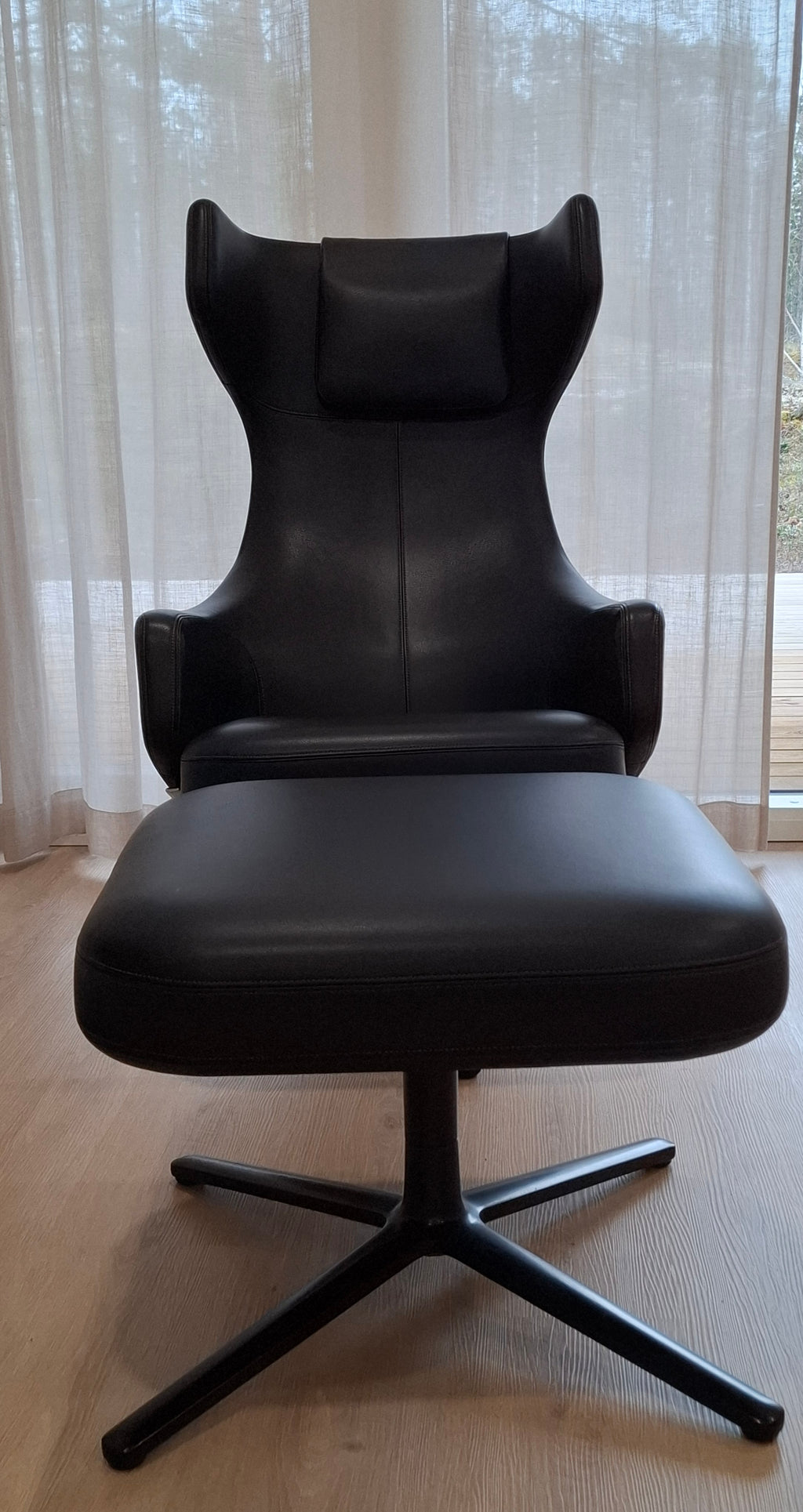 Vitra Grand Repos -lepotuoli ja Ottoman-rahi | Antonio Citterio