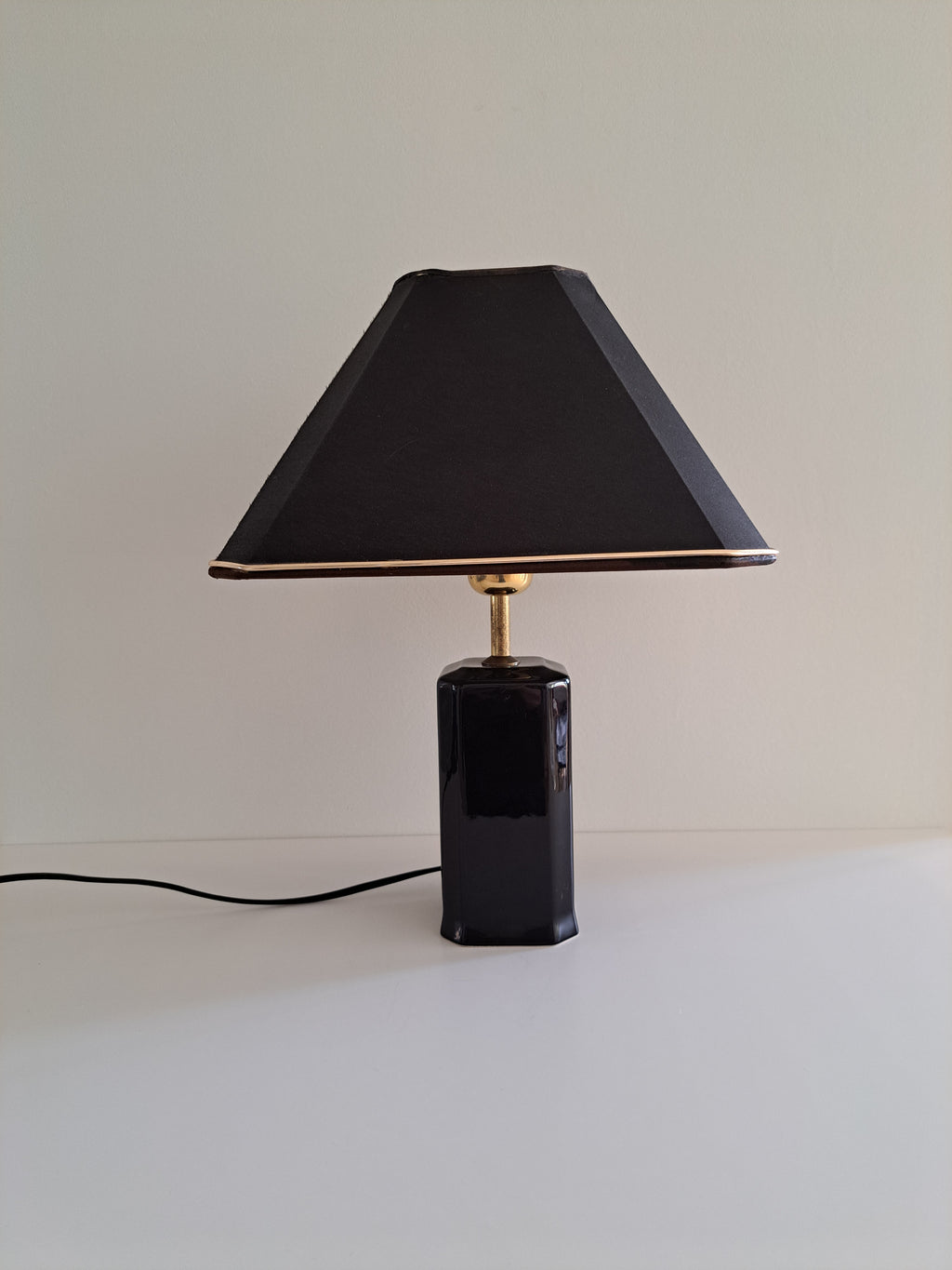 Valaisintukku Products Charmant -pöytävalaisin, musta