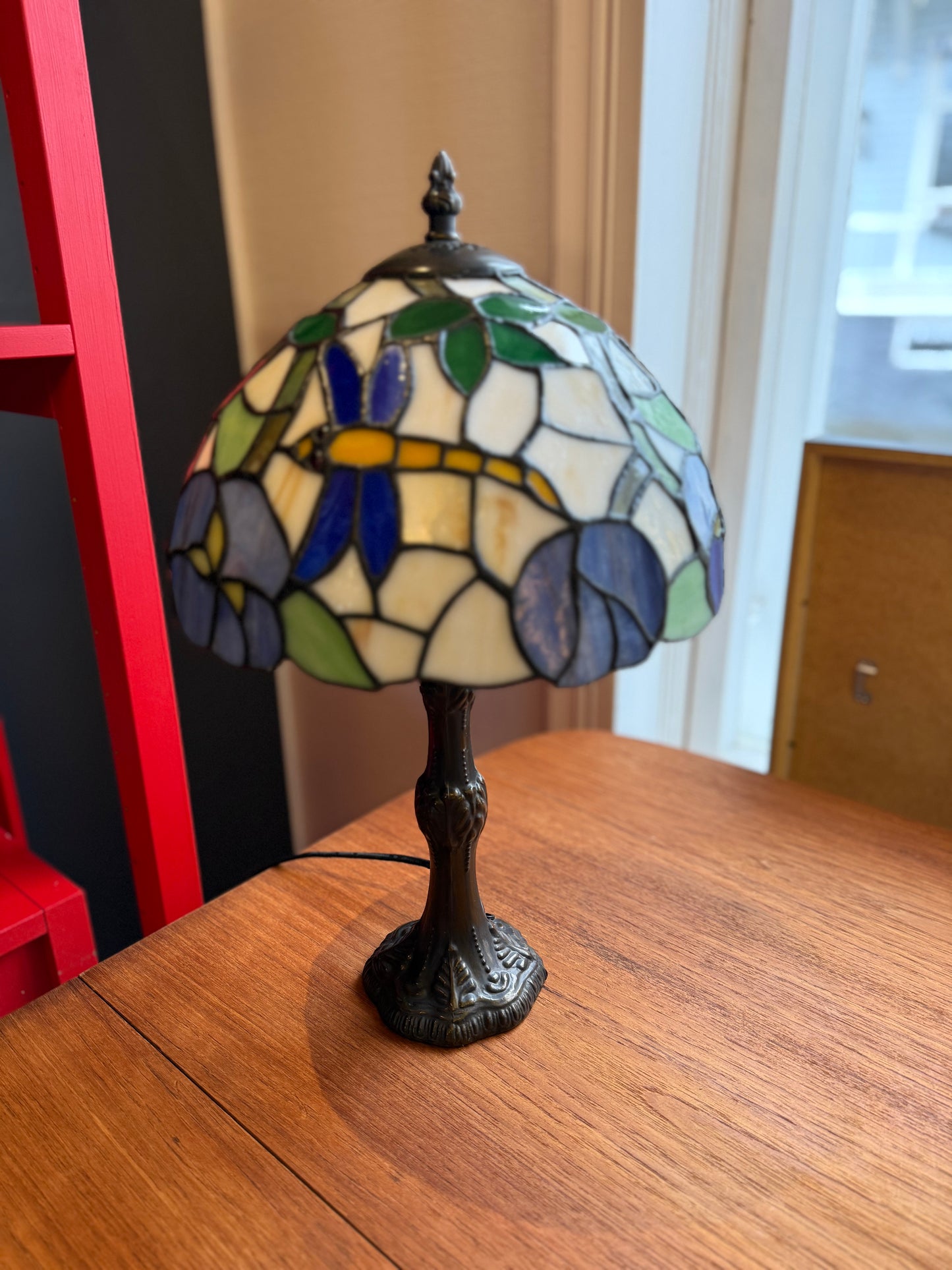 Tiffany-tyylinen pöytävalaisin