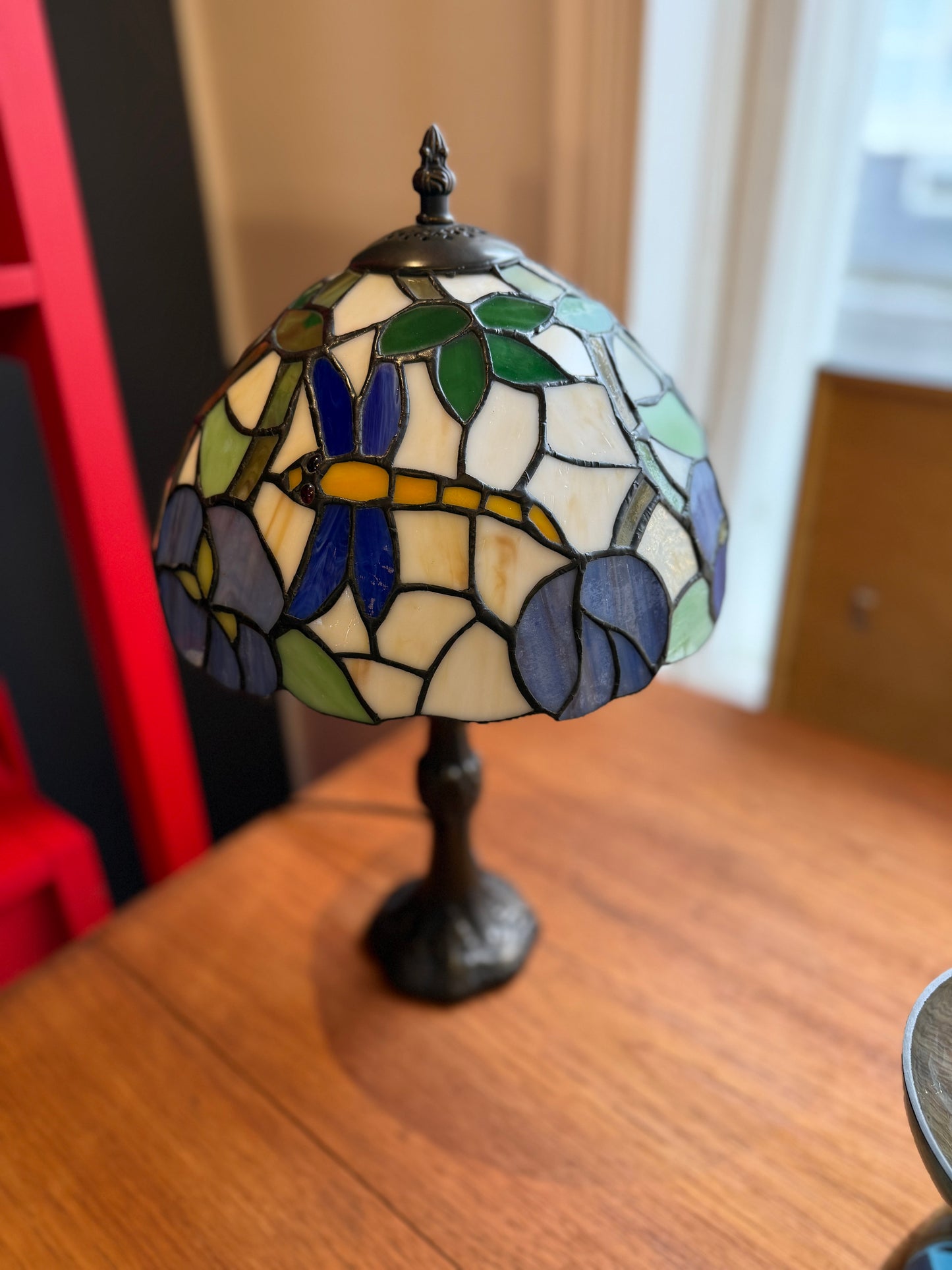 Tiffany-tyylinen pöytävalaisin