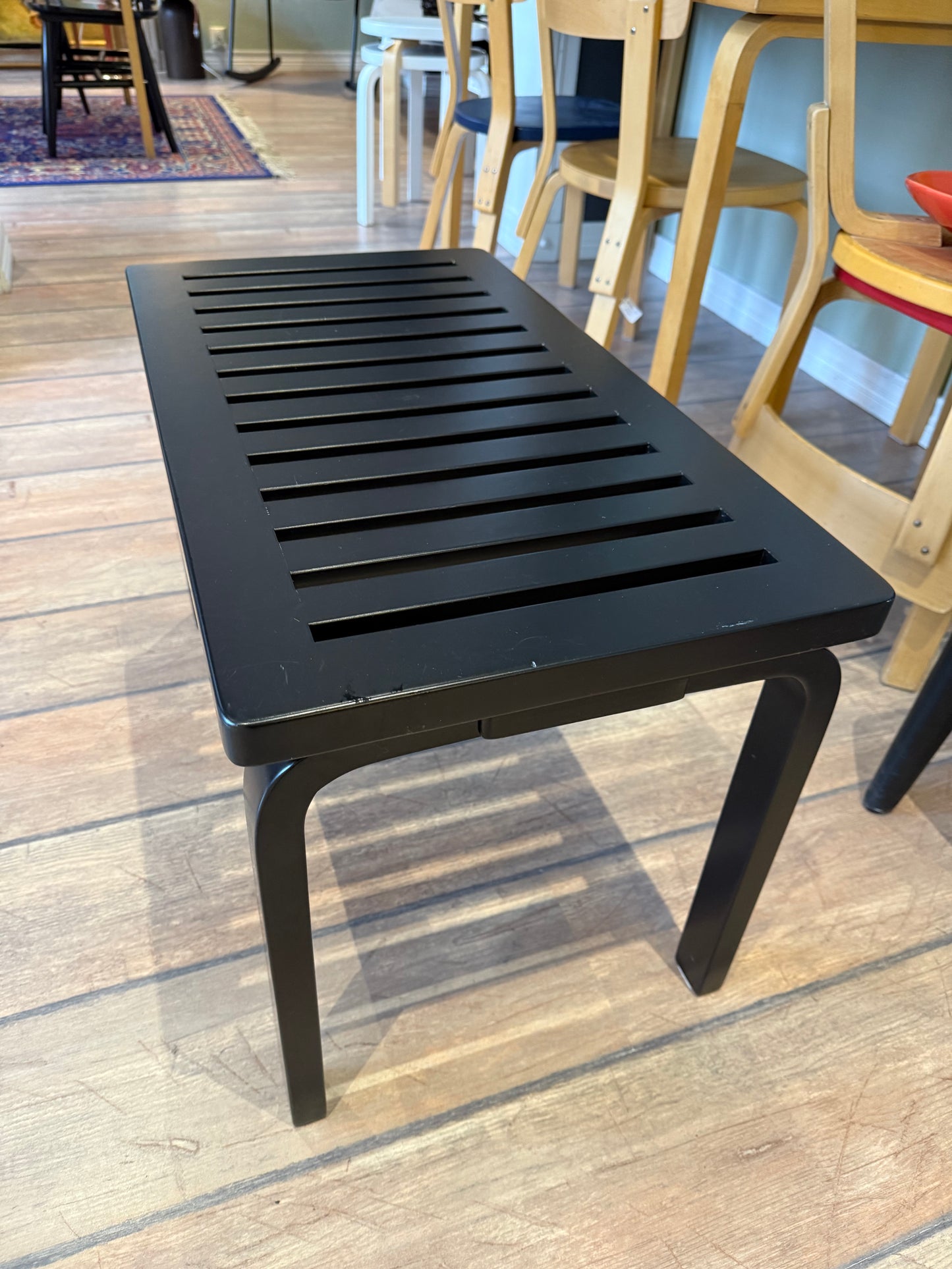 Artek, Aalto ritiläpenkki 153B, musta