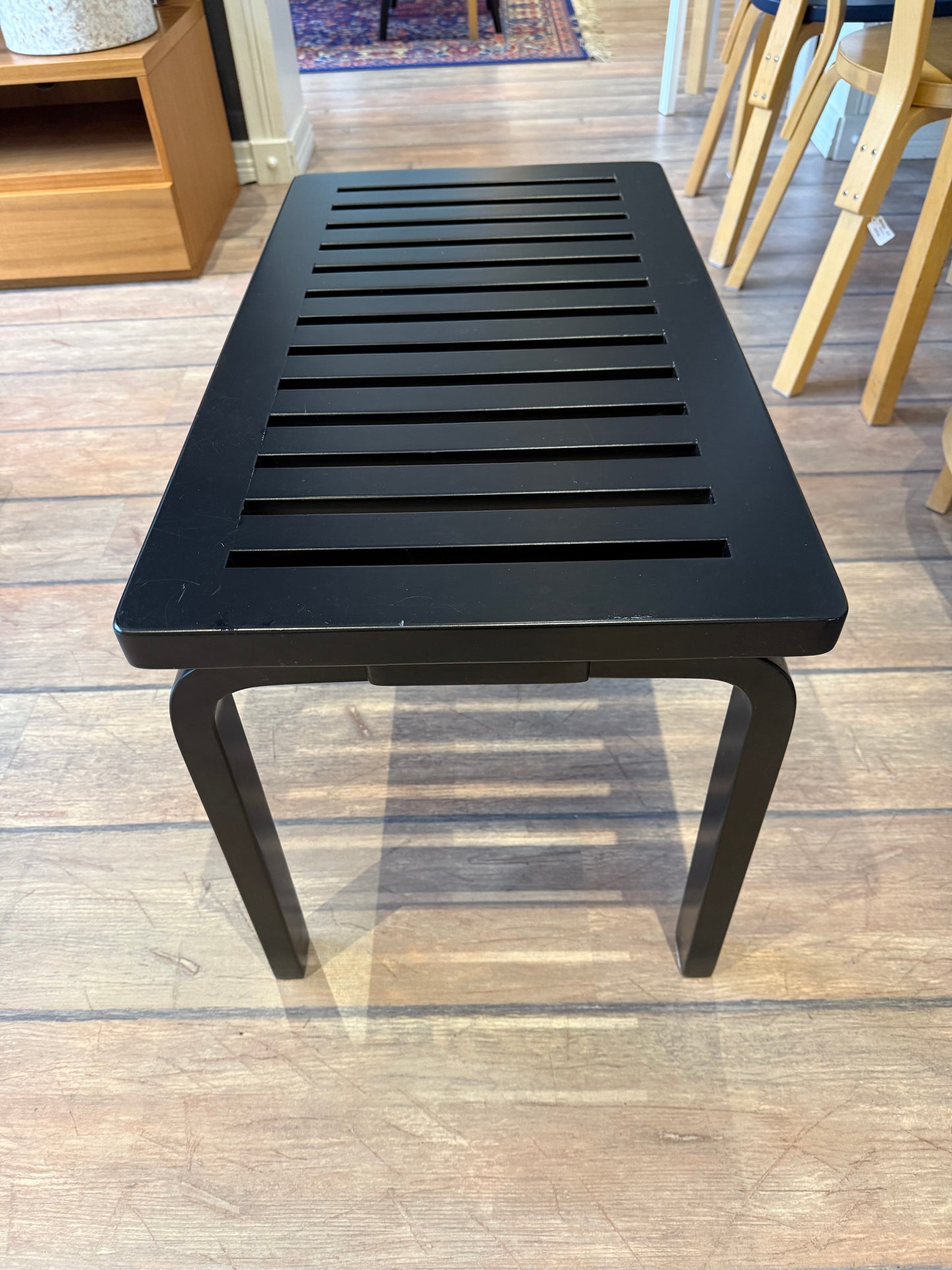 Artek, Aalto ritiläpenkki 153B, musta