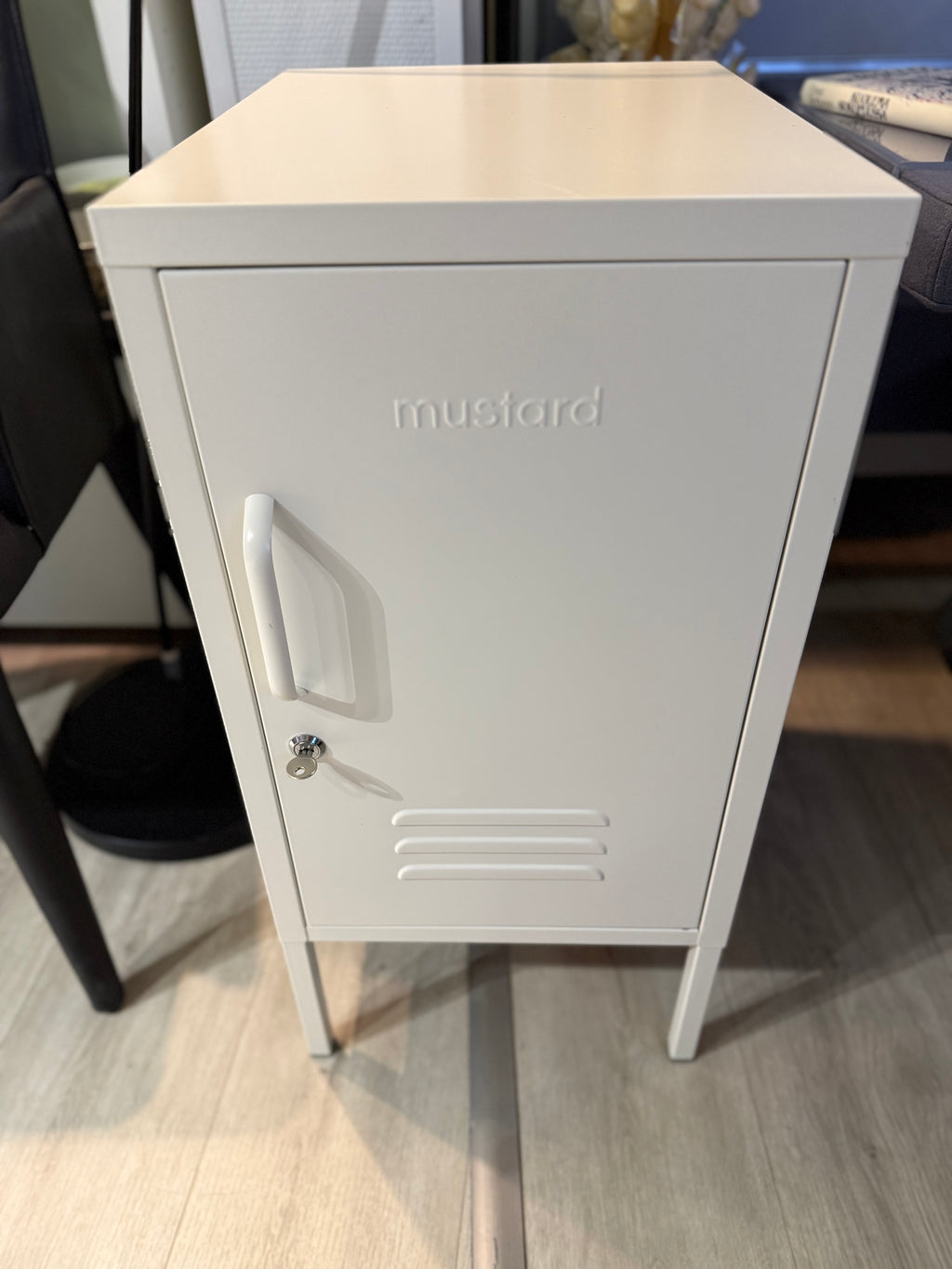 Mustard Made, peltikaappi