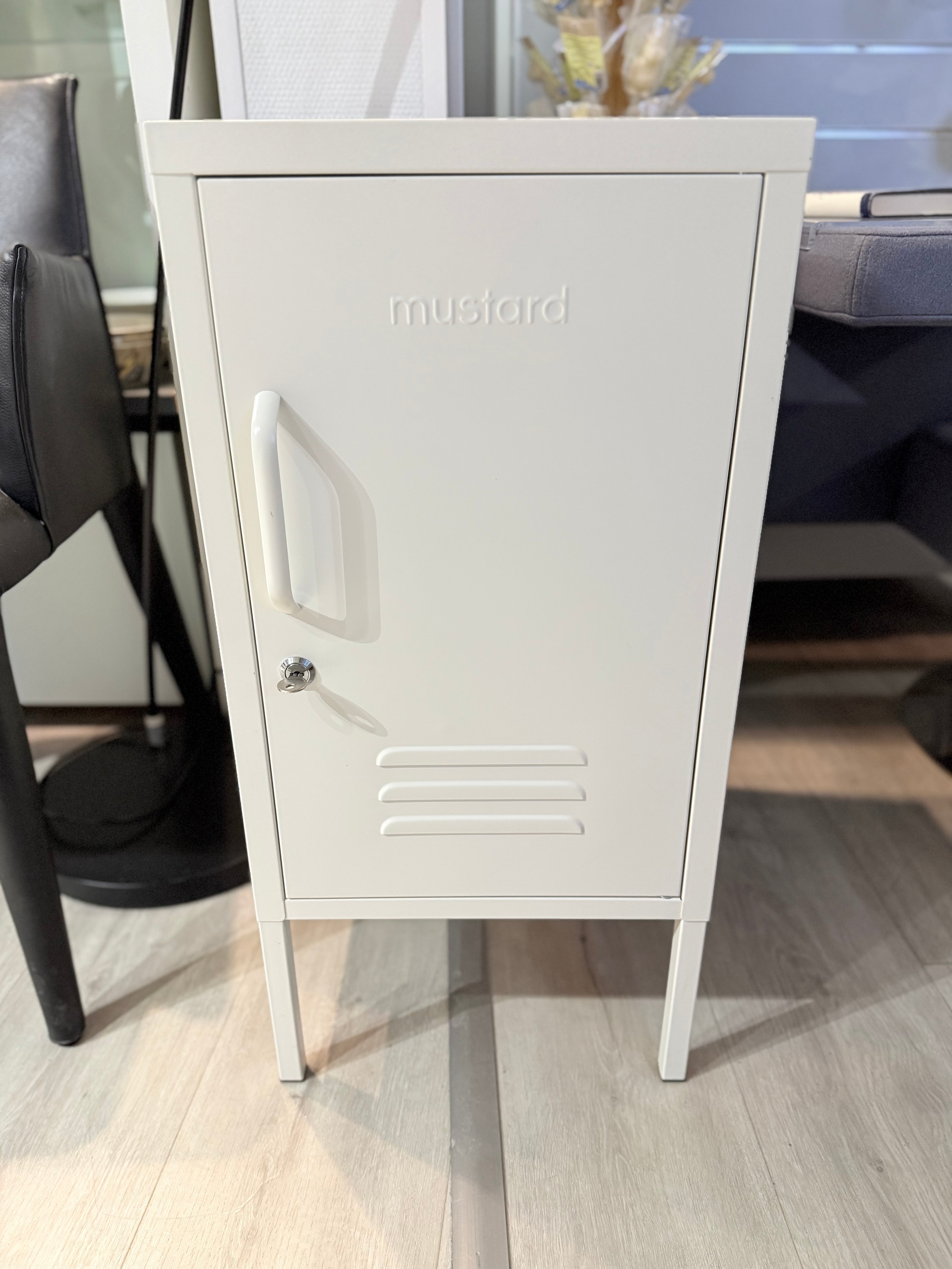 Mustard Made, peltikaappi