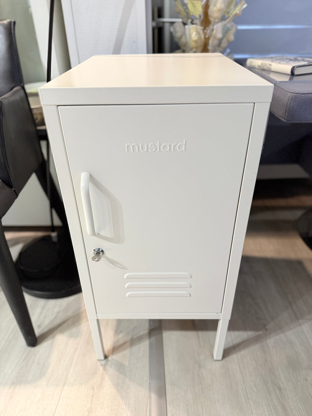 Mustard Made, peltikaappi