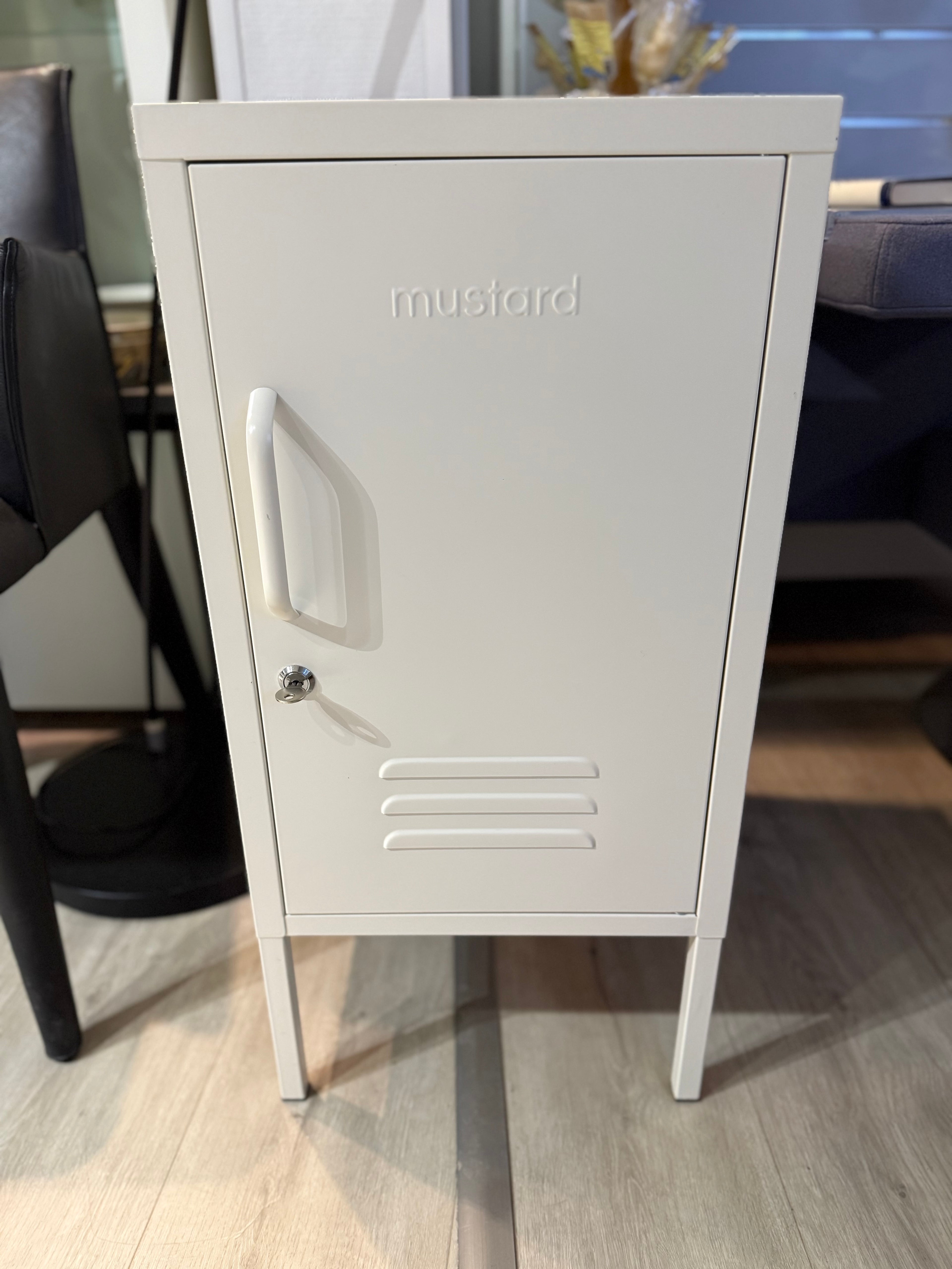 Mustard Made, peltikaappi