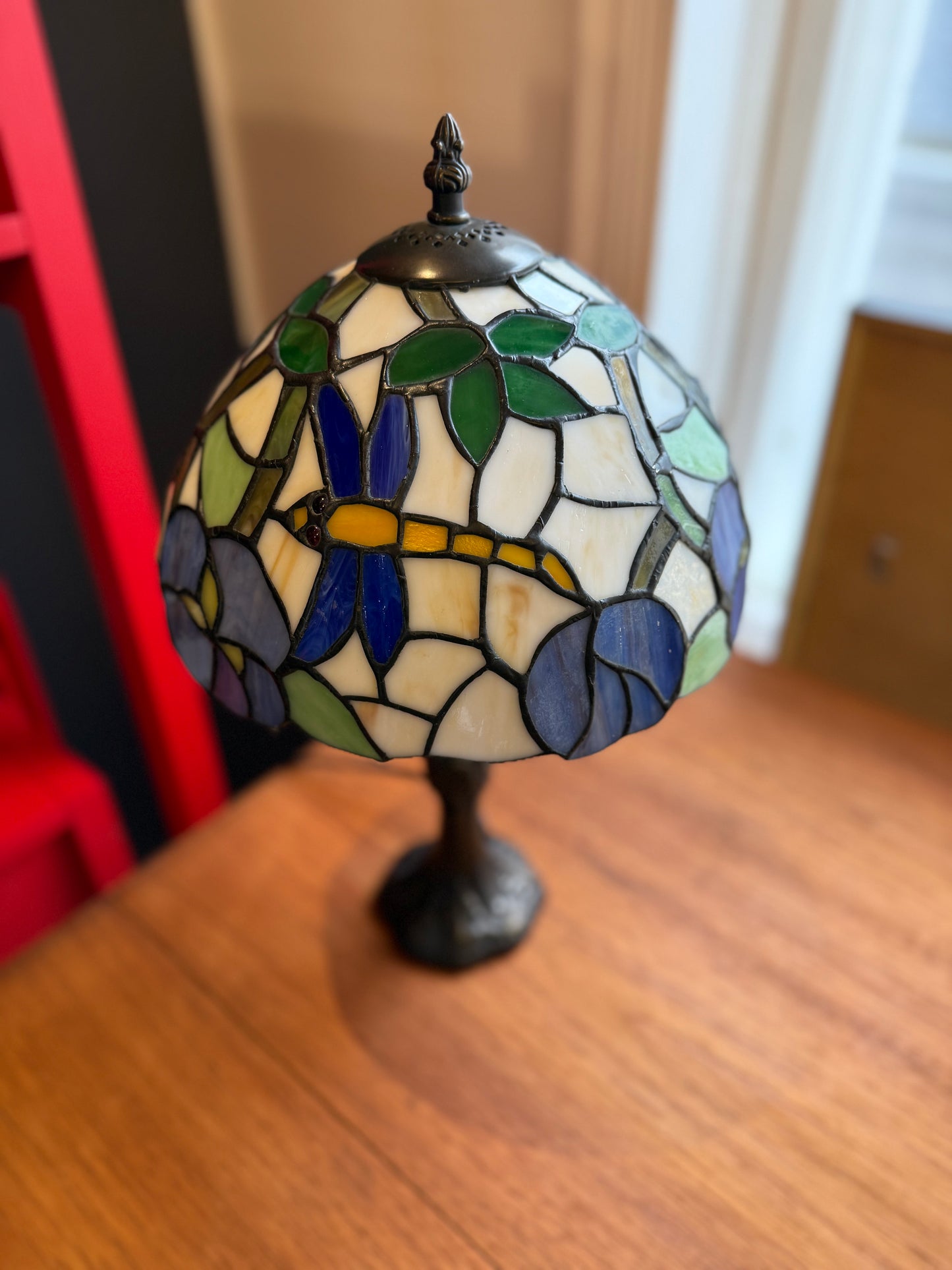 Tiffany-tyylinen pöytävalaisin