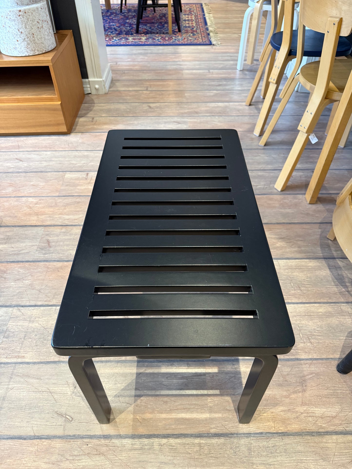 Artek, Aalto ritiläpenkki 153B, musta