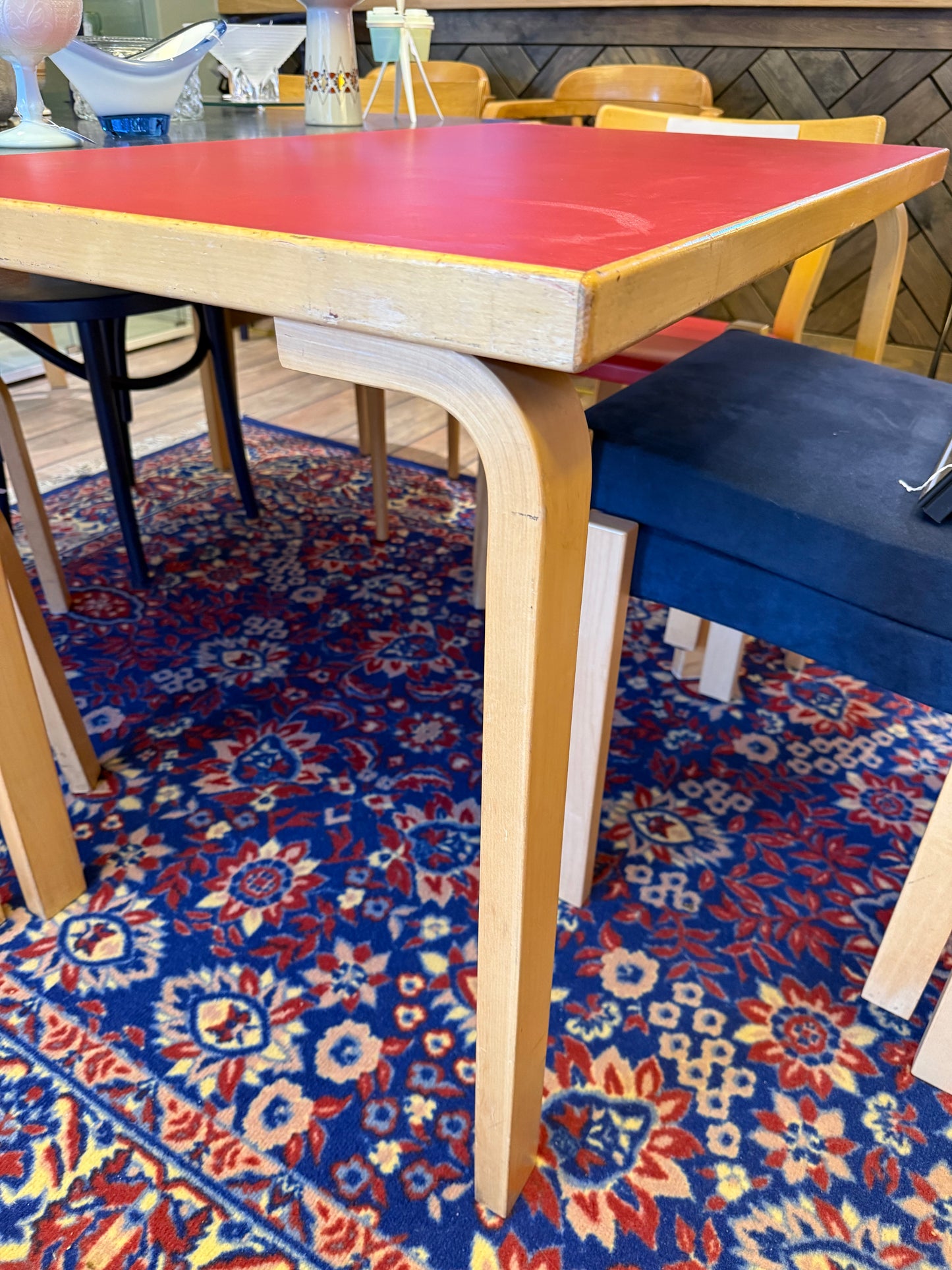Artek, Aalto pöytä 80B, punainen linoleum