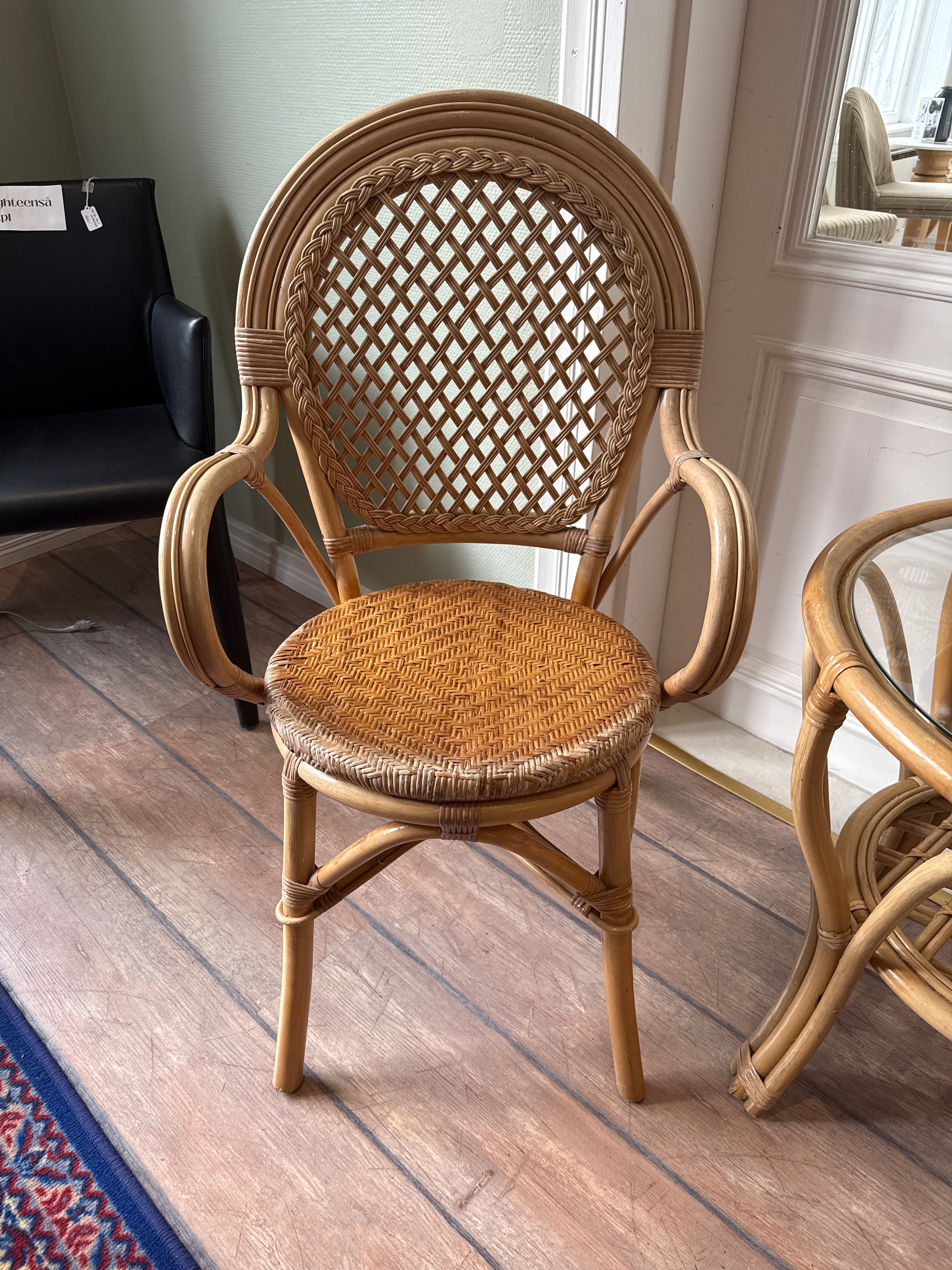 Rottinkituolit ja pöytä