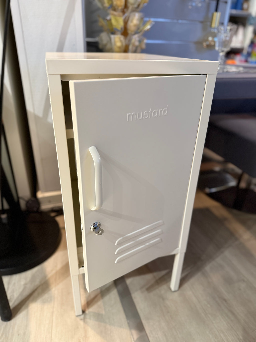 Mustard Made, peltikaappi