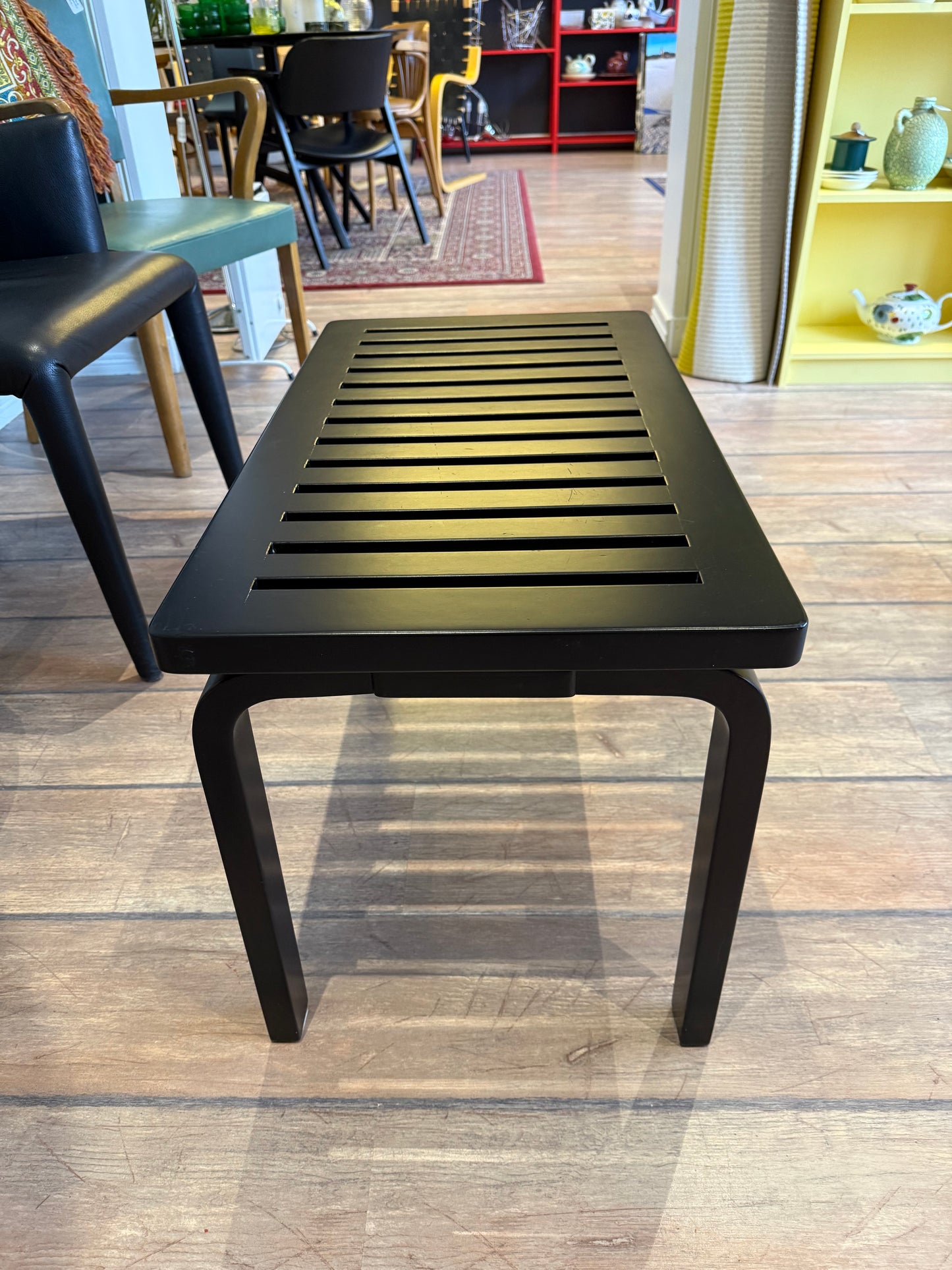 Artek, Aalto ritiläpenkki 153B, musta